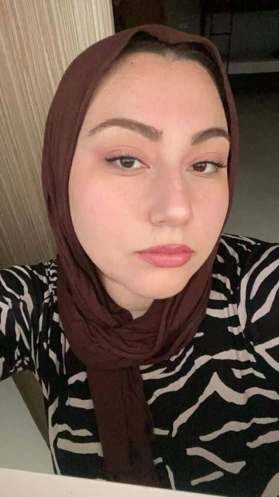 Türbanlı Banyoda Kendini Sergiliyor