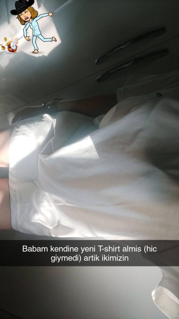 Babasının Tişörtünü Giyip Foto Atan Hatun